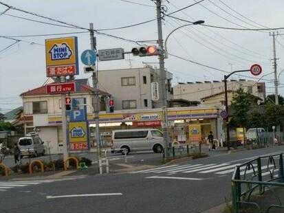 近くのコンビニまで377m（徒歩5分）