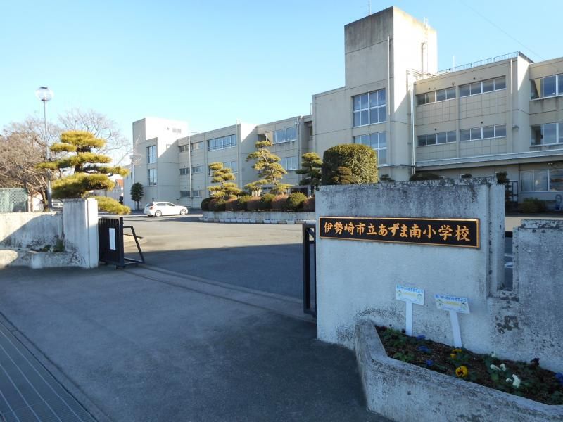 近くの伊勢崎市立あずま南小学校まで1,808m（徒歩23分）