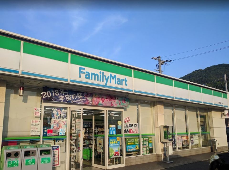 近くのファミリーマート倉敷南広江店まで486m（徒歩7分）