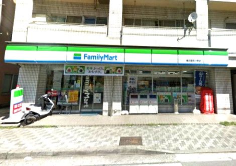 近くのファミリーマートまで179m（徒歩3分）