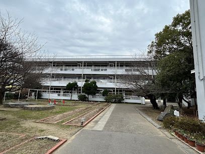 近くの多度津小学校まで1,206m（徒歩16分）