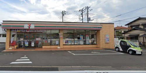 近くのコンビニまで676m（徒歩9分）