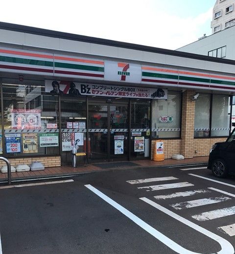 近くのコンビニまで821m（徒歩11分）