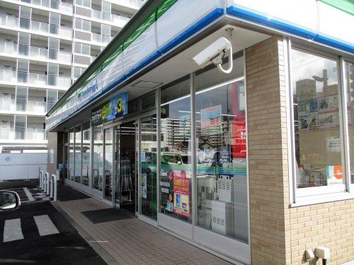 近くのファミリーマート　二十人町店まで450m（徒歩6分）