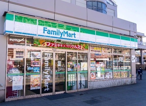 近くのファミリーマート 花小金井駅北口店まで85m(徒歩2分)