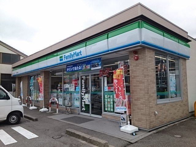 近くのファミリーマート 高岡金屋町店まで556m(徒歩7分)