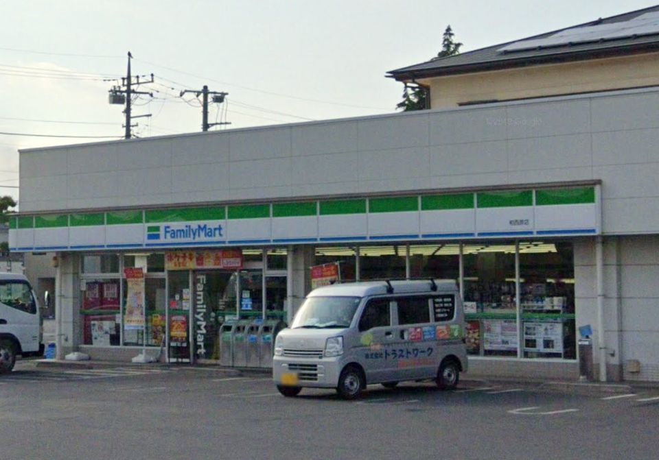 近くのコンビニまで518m（徒歩7分）