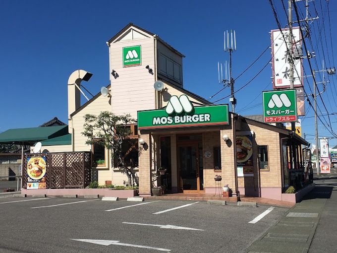 近くの飲食店まで447m（徒歩6分）