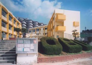 近くの神戸市立小部中学校まで431m（徒歩6分）