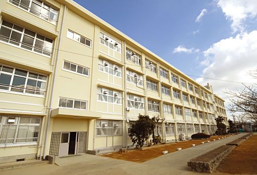 近くの神戸市立鈴蘭台中学校まで579m（徒歩8分）
