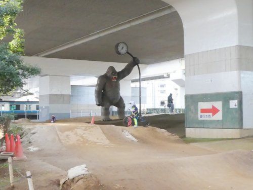 近くのゴリラ公園まで613m（徒歩8分）
