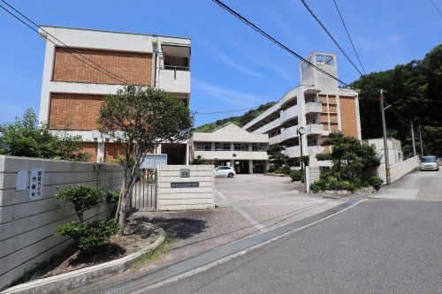 近くの呉市立吉浦中学校まで2,630m（徒歩33分）