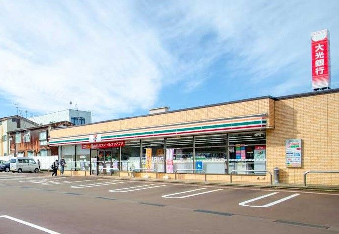 近くのセブンイレブン見附本町店まで422m（徒歩6分）