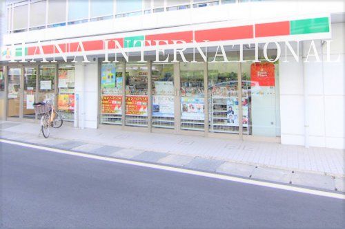 近くのコンビニまで57m（徒歩1分）