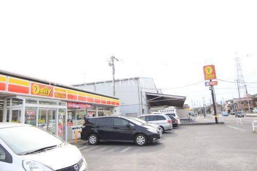 近くのデイリーヤマザキ足立西伊興2丁目店まで498m(徒歩7分)