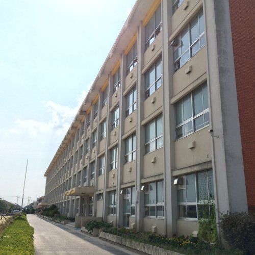近くの小学校まで634m（徒歩8分）