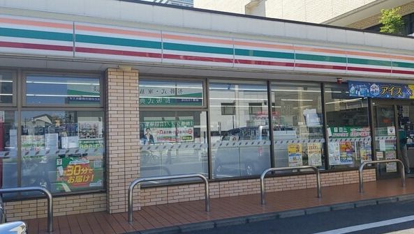 近くのコンビニまで523m（徒歩7分）