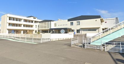 近くの岡田小学校まで311m（徒歩4分）