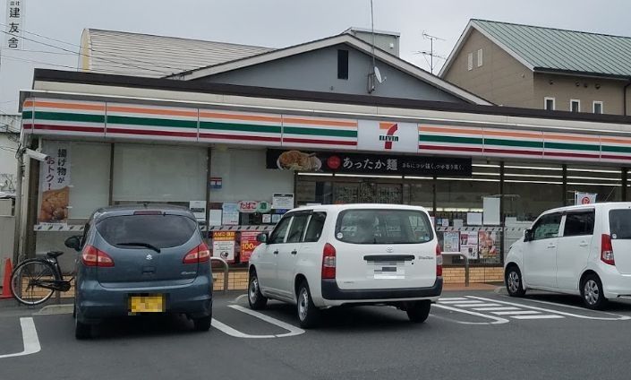 近くのコンビニまで586m（徒歩8分）