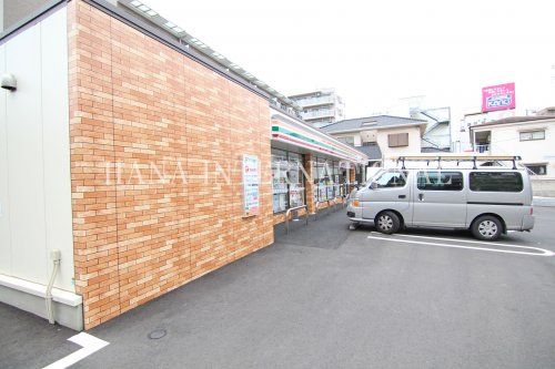 近くのコンビニまで285m（徒歩4分）