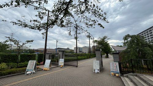 近くの獨協大学まで1,546m（徒歩20分）