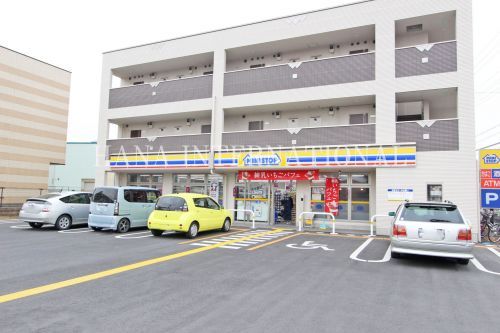 近くのミニストップ草加小山店まで163m（徒歩3分）