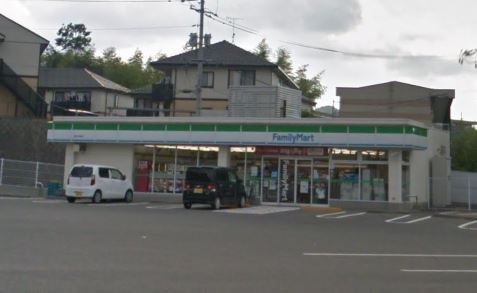 近くのファミリーマート 焼山中央店まで460m(徒歩6分)