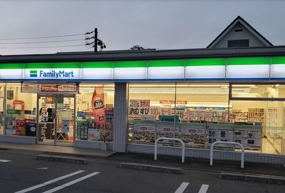 近くのコンビニまで663m（徒歩9分）