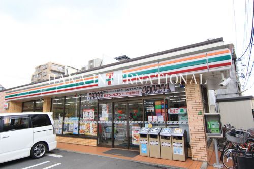 近くのセブンイレブン足立梅田2丁目店まで982m(徒歩13分)