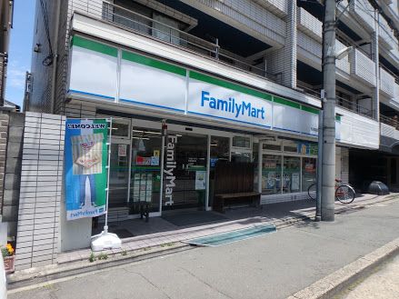 近くのファミリーマート 長者亀屋町店まで399m（徒歩5分）