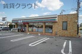 近くのコンビニまで799m（徒歩10分）