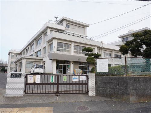 近くの横須賀市立森崎小学校まで840m（徒歩11分）