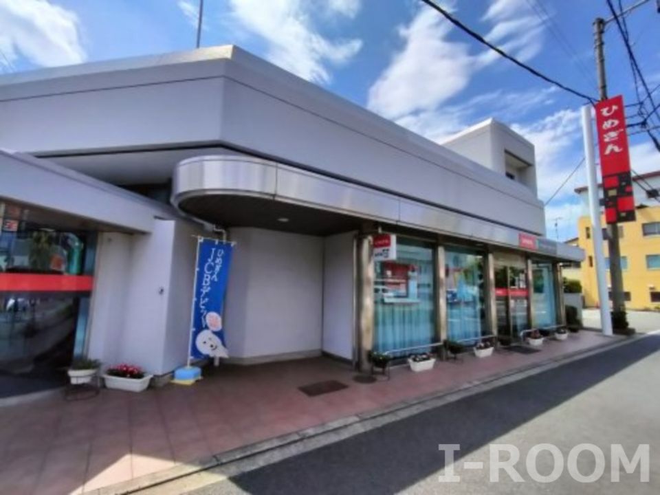 近くの愛媛銀行古川支店まで151m（徒歩2分）
