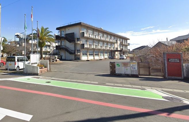近くの日向市立財光寺南小学校まで956m（徒歩12分）