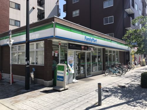 近くのファミリーマートまで288m（徒歩4分）