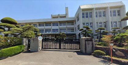 近くの富熊小学校まで1,041m（徒歩14分）
