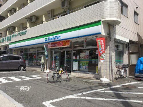 近くのファミリーマート 八幡三丁目店まで888m(徒歩12分)