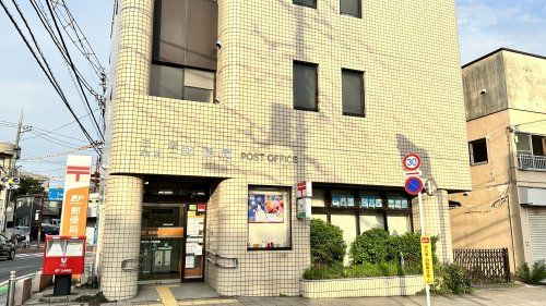 近くの三鷹牟礼二郵便局まで525m（徒歩7分）