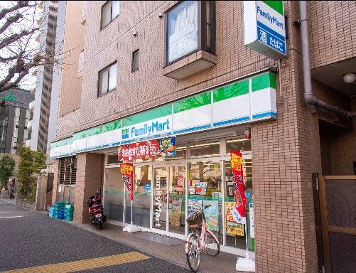 近くのファミリーマート 杉並成田東五丁目店まで357m（徒歩5分）