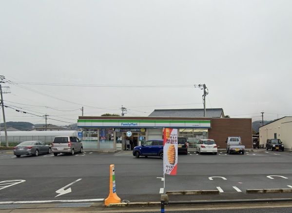 近くのファミリーマート大村小路口店まで380m(徒歩5分)