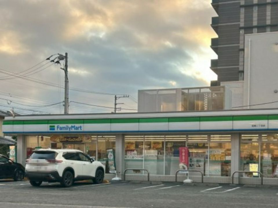 近くのファミリーマート 岩崎二丁目店まで709m(徒歩9分)