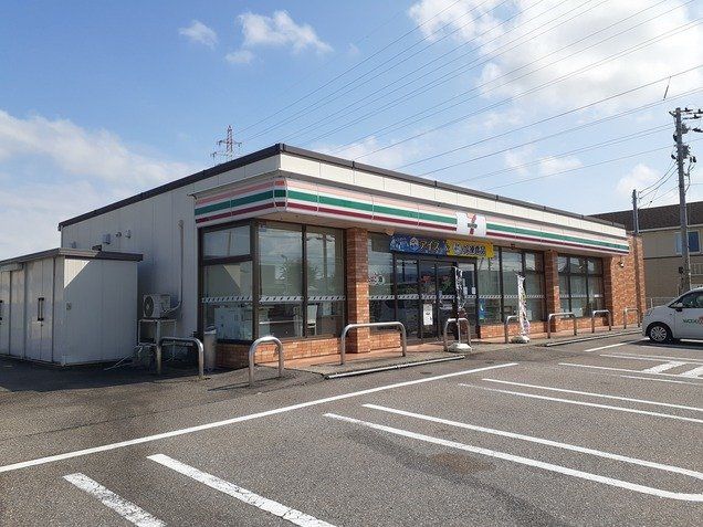 近くのセブンイレブン 高岡下老子店まで358m（徒歩5分）