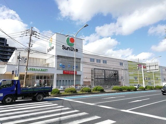 近くのサンリブ折尾店まで1,880m（徒歩24分）