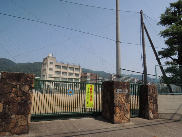近くの東大阪市立枚岡中学校まで425m(徒歩6分)