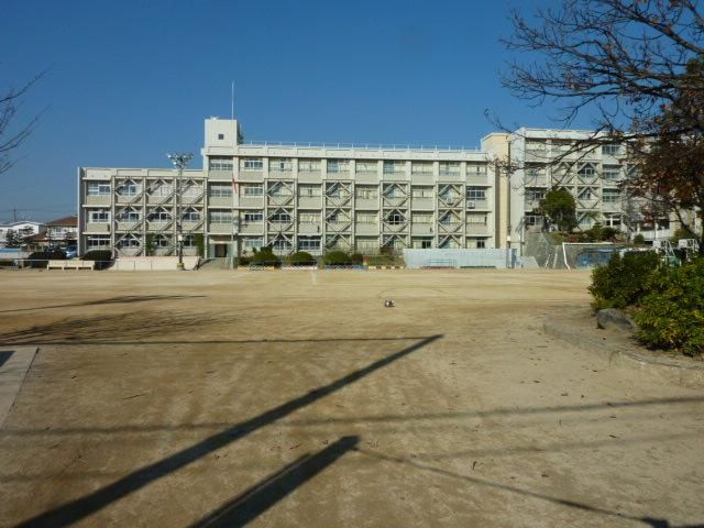 近くの神戸市立乙木小学校まで810m（徒歩11分）