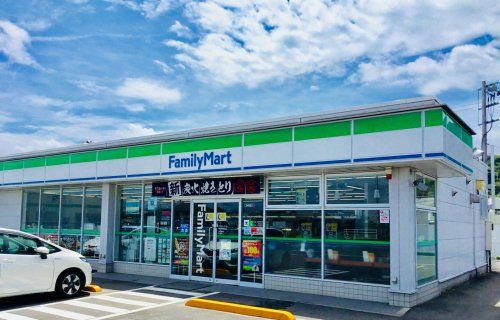 近くのファミリーマート 高松香西北店まで738m（徒歩10分）