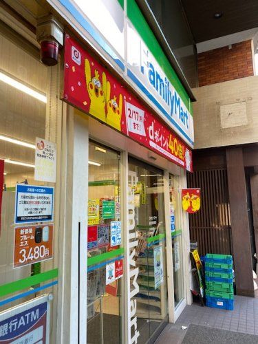 近くのファミリーマート横浜馬車道店まで518m（徒歩7分）