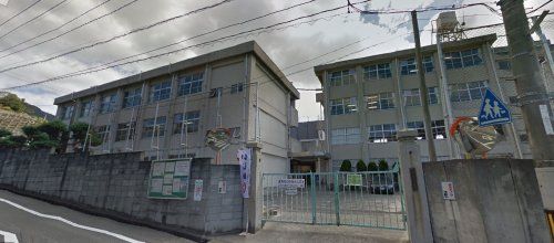 近くの中学校まで602m（徒歩8分）