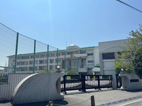 近くのさいたま市立向小学校まで646m(徒歩9分)