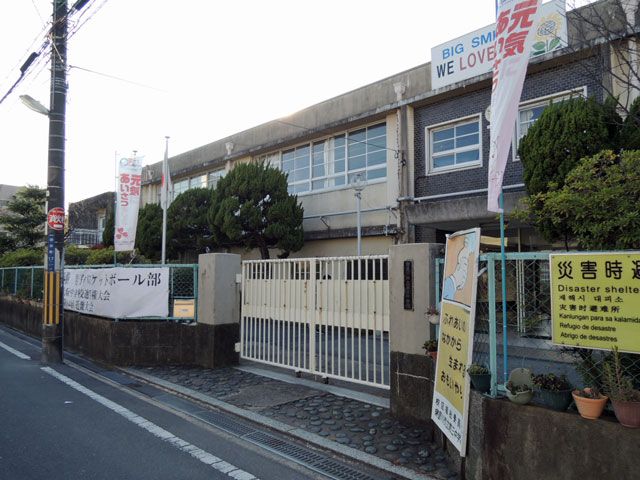 近くの寝屋川市立第三中学校まで350m（徒歩5分）